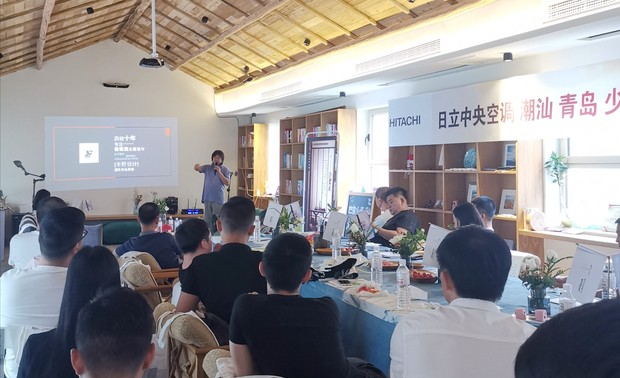 红酒文化产业规划设计专家-辛野老师在介绍红酒博物馆设计案例