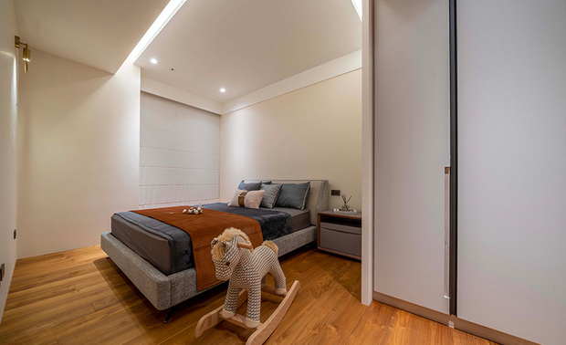 
次卧
Secondary Bedroom

考量小孩尚处幼儿阶段，因此保留大部分空间，暂时将此规划为游戏区，待未来较年长时，延伸成为卧室；并着重收纳配置，以因应不同年龄阶段需求，适当添加机能。选用柚木实木地板，表面经手工刮削、研磨，覆上温润触感，搭配奶茶色衣橱，围塑一室温馨氛围。

The room is a playroom for now because the children are still young. It will adapt to different stages of children's growth with more functional furnishings. The handcrafted teak flooring delivers a balmy tone and coordinates with the creamy closet, shaping a sweet vibe.

项目资讯

案名：Accumulation
项目类型：单层
项目地址：台湾台中
设计团队：艺喆设计
项目坪数：85.66坪
主要建材：大理石、铁件、天然皮革、实木地板、薄砖、镀钛金属

彭俊中
艺喆设计 设计总监
电话：+886-4-2260-6682
地址：台中市南屯区忠勇路107-11号1楼
信箱：pccid2018@gmail.com
网址：https://pccid2018.com

OPEN Design动能开启传媒：https://www.openworld.tv/