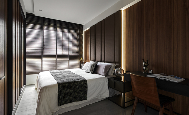 
次卧
Second Bedroom

次卧室规划以朴实稳重兼具实用机能为主轴，并将空调出风口藏入窗帘盒内，使画面整洁俐落，床头牆亦仅以间接照明装饰，让全室的暖棕色彩散发低调气质。

Accentuate the composed furniture for the bedroom, and add a flexible setting withal. Ingeniously conceals air vents in cornices and plainly furnishes the wall with indirect illumination. Bring a clutter-free and understated feeling visually with a warm-brown tone.

项目资讯

案名：悦闲居 Homey Lodge
项目类型：标准格局
项目地址：台湾新北
设计团队：之馀设计
项目坪数：114坪
主要建材：镀钛金属、KD木板、大理石、木地板、烤漆、地毯、大板磁砖

李宜家
之馀国际室内装修工程有限公司 设计总监
电话：02-7730-2988
地址：台北市大安区仁爱路四段300巷26弄7号1楼
信箱：angelayichia@gmail.com
网址：https://www.betweendesign.tw/

OPEN Design动能开启传媒：https://www.openworld.tv/