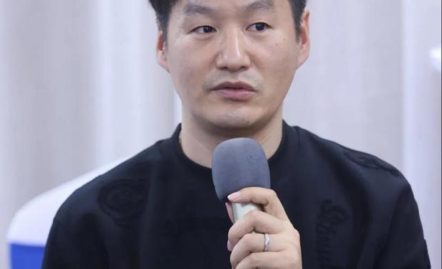 樊德成
威尔思装饰
设计总监
科技创新已经紧密地融入了我们的生活,我们家居设计师更在密切关注这些高科技应用,因为它可以给予我们更加便捷、舒适的生活体验。我们必须在第一时间了解这些黑科技,然后才能更好地应用到家居设计中。
互动嘉宾分享▽
两位发起嘉宾抛出的话题,立马引起了现场嘉宾的共鸣,设计师们纷纷结合自己的实践经验,脑洞大开地天马行空,提出自己理想中的黑科技是什么样。