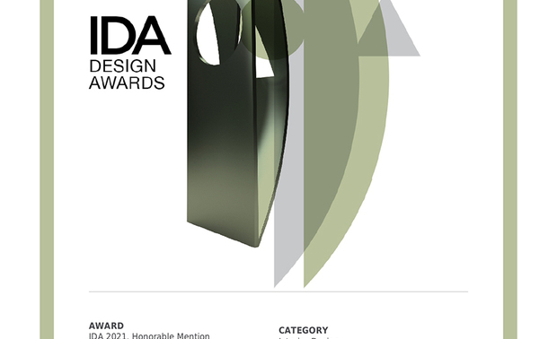 本文由OPEN编辑部撰写

美国IDA 国际设计大奖（International Design Awards），旨在表彰「设立新标准」与「突破室内设计界限」、「改变人们生活和工作空间」的优秀设计师及团队。以创新性、实用性和发展性等多种面向为评选标准，发掘建筑、室内设计、产品设计、平面设计和时尚方面的新兴人才，每年吸引来自数十个国家的顶尖设计者，竞相角逐此项权威大奖！

乔治黑羊设计 李家齐 设计师 于作品《透・景》中，遵循「形随机能」的设计法则，使动线自然地划分垂直、水平，并分布雪白建筑，加及一室的稳重黑色与温润质朴木质，打造符合一家人居住的宅邸，同时也获得2021 IDA Design Awards 「Honorable Mention」荣誉！
