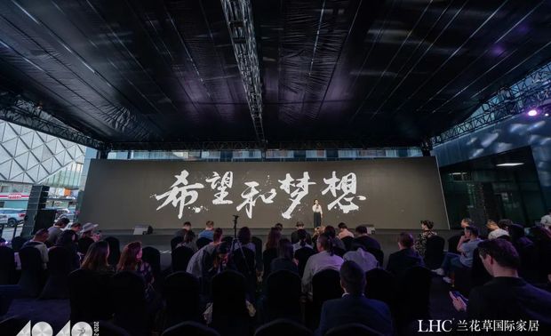 新一代中坚力量的设计师不断走进大众视野,受到业界认可,代表着尚舍生活设计的快速成长;越来越多优秀的设计师获得业界荣誉,也代表着川蓉地区的设计力量在不断壮大,且具有越来越大的影响力。
此次40 UNDER 40思想会的举办,和往年一样代表着新一年的设计评选将要开启,另一批优秀的设计师将通过自己的作品收获肯定。尚舍生活设计师们做好了充分的准备,相信他们的作品也能够通过平台影响更多的人。正如尚舍生活设计所倡导的,用设计营造美好家居生活环境。