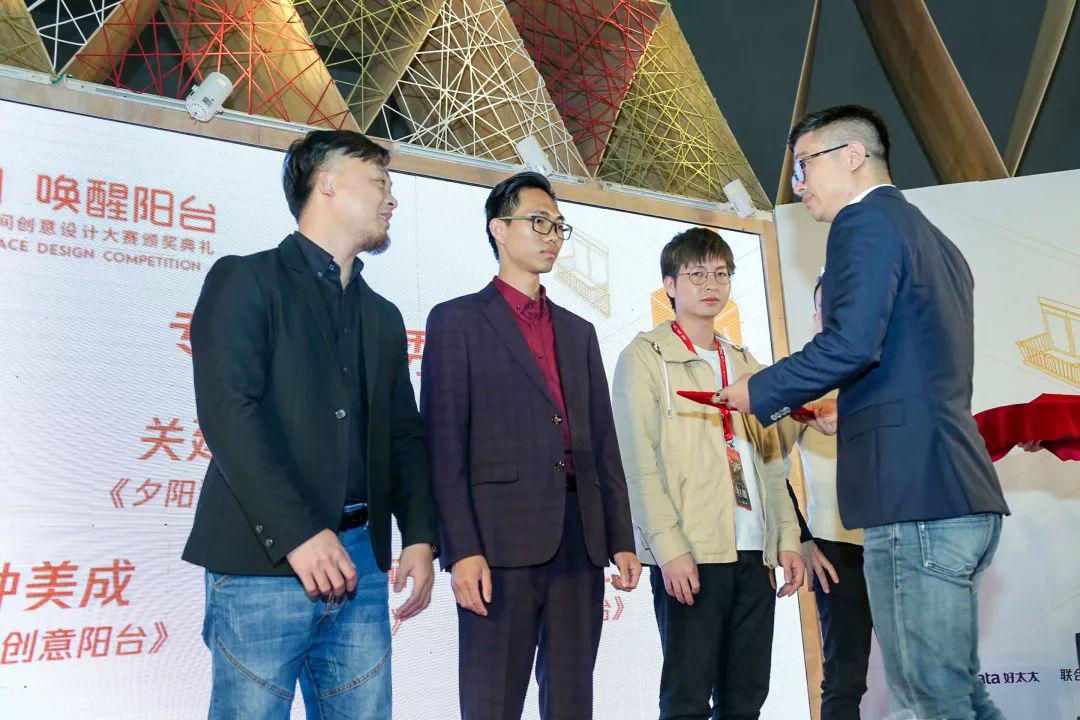 ▲王锟先生为专业组优秀奖获得者颁奖