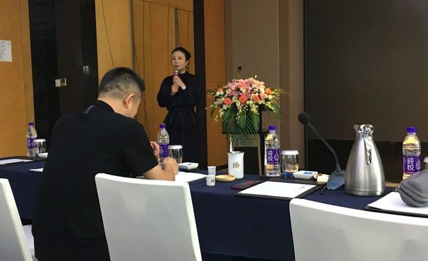 
上半年行业出现了惊涛骇浪，我们经历了迷茫、辛酸、努力，但依然在往前走，从中找到自己的一条出路，渐渐复苏。正是在这个时候，我们需要回头看看这一路我们是怎么走来的。我们整个团队要清楚未来的走势，用行动迎接市场变化。2020下半年，事务所将秉持自己的理念，继续为客户提供品质生活。

尚舍生活设计
设计师是美的搬运工

尚舍生活设计整个团队组成结构完整，职能齐全。在半年报告中，尚舍生活复盘了上半年的项目情况，并表示下半年，团队将针对软装环节进行加强和提速，在作品输出方面，尚舍生活已经蓄势待发。下半年的安排中他们把提高作品宣发量作为目标，将继续用实力和作品在主流市场上获得客户的信任，同时增加露出动态。
