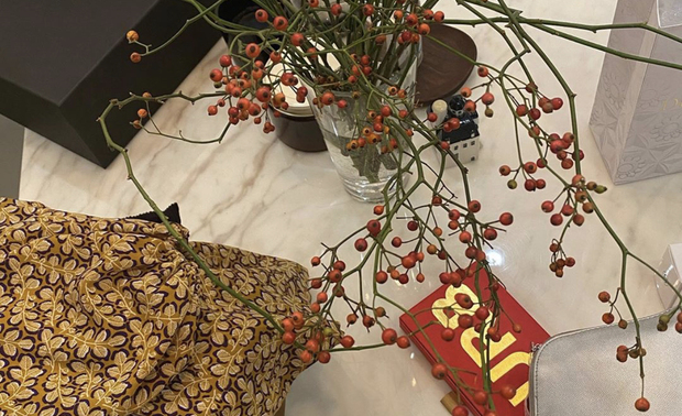 房屋本身一色的白,无多造型,如何用软装陈设变身一个90后的美貌家?我们的设计师在充分了解到业主的生活作息、爱好、习惯后,为业主打造了一种清爽愉悦、温馨明亮的生活环境。