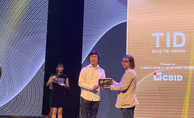关于 TID Award
在大中华地区为室内设计专业进步的重要竞赛平台

凝聚了当代台湾设计菁英的设计创意思维之外，

更成为观察大中华地区室内设计发展的最重要平台，

记录与观察来自两岸各地设计作品，

所呈现的各式各样当代「生活空间」的面貌，

更是作为研究当代华人生活形式与区域文化的重要场域。

台湾室内设计大奖(Taiwan Interior Design Award, 简称 TID Award)，

自 2007 TID Award 从台湾扩展至涵盖亚太所有区域及两岸四地新秀、

老将的同台较劲，展开竞技大道，已成为华人地区室内设计专业最高的专业成就奖。

参赛作品不限国籍全球各地对空间创意设计有想法、

重视室内设计对社会有责任的设计者参与。

网址：https://www.tidaward.org.tw



现场回顾