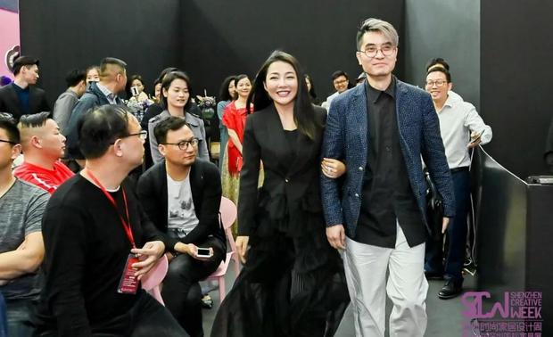 入场嘉宾：深圳市梓晴空间设计有限公司创始人&总设计师、著名室内、陈设艺术师、跨界服装设计师、CCTV嘉宾设计师 梓晴女士与壹同创意集团创始人、深圳是故事空间设计有限公司创始人&设计总监、米兰理工大学国际室内设计管理硕士 朱海博先生共同入场。

