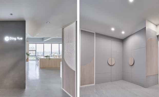 迎宾前廊
Reception area

步入办公室前，迎宾前廊装设一道屏风，其由两片特殊玻璃胶合而成，打造兼顾私密性与透光感的特殊网格状，并与周围的门片把手同做圆弧造型，呼应邻近茶水区的天花板曲面。

We exploit two pieces of laminated glass to erect a screen in the reception area, which perfectly keeps privacy and light transmission through the grid pattern. In addition, we opt for half-moon door handles to work in concert with the curvy faux ceiling near the office coffee station.
