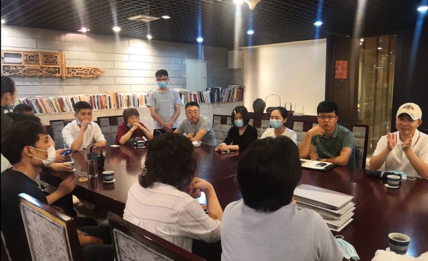 7月9日14:00，V网站-CLUB 携知乐家、金桥地板、欧雅壁纸窗帘、德国菲玛、奢石匠、波西斯地毯、新和宝等知名品牌厂家，前往中设筑邦建筑院，拜访副院长张明杰先生，并对设计团队进行产品设计应用上的技术说明、互动讨论。

“设计选材课堂”是V网站的线下活动，做为服务V网站会员设计师和厂商用户的桥梁，每周举行。