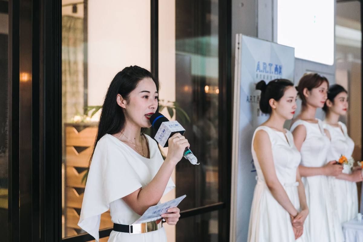  ▲ 活动主持人 林子

接下来主持人林子登台开场，代表A.R.T西区南京店全体同仁对领导、来宾和媒体朋友的到来表示最衷心的感谢和最热烈的欢迎！