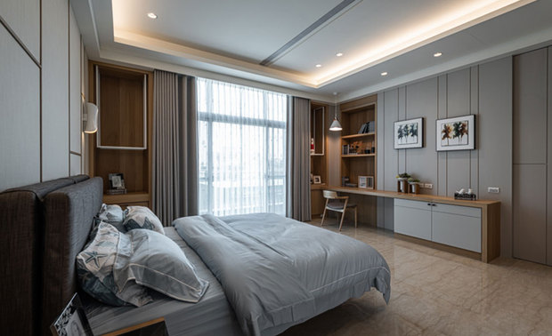 次卧室
Secondary bedroom

浅木纹作为次卧室主色调，呈现休閒轻鬆氛围；正对床头的书桌牆，以木作面堆叠，形成片片层次感，增添视觉乐趣。

Take light wood veiny elements as the focal tonality of the secondary bedroom artfully brings about a casual and cozy atmosphere. Then, exploit delicate wood paneling to set the back wall of the desk in a layering pattern to add visual pleasure.