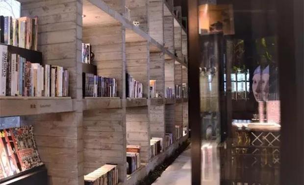 放在[乐乐书屋]的所有书，都不是用来卖的，而是在做“交换”。有了交换就有了知识的流动，有了知识的流动就有了爱的流动。
  
丨关于跨界   ——跨产业、跨文化、跨思维、跨技艺

乐乐书屋希望带动生活方式、供应生活态度、一起迈向“心台湾创意美学”