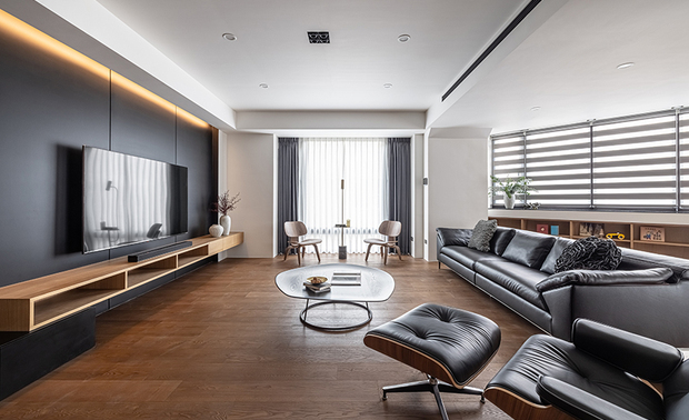 客厅
Living room

以女主人喜爱的质感黑色，加之烤漆牆面的线条序列切割，展现气派电视牆，佐以调性相偕的木纹皮革软装，和温润的木质地坪，予人舒适温暖感受。

With the preference of the hostess, we set the imposing TV wall of black linear pattern and baking finish texture. Furthermore, assort with coordinated wood, leather furniture, and balmy timber flooring, giving people a comfortable and warm feeling.