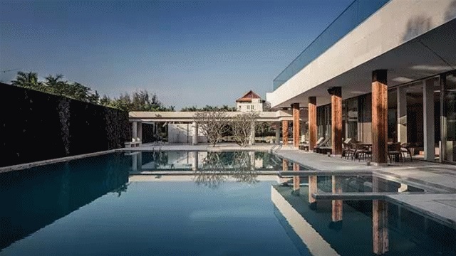 在这项目里，希望处处都是景色、画面、光线、意境及实用的生活细节，所以很贪心的把这些要求都考虑到了设计中。
每个角落里，设置了雕塑、绘画、装置、灯具甚至稻草房、溪流等等不同的配饰，体现了院落包容丰富、热情奔放的情感文化，同时，体块构成把所有的内容糅合在一起，又让喧闹中有了主线，有了宁静，给度假的人以心灵的休憩。