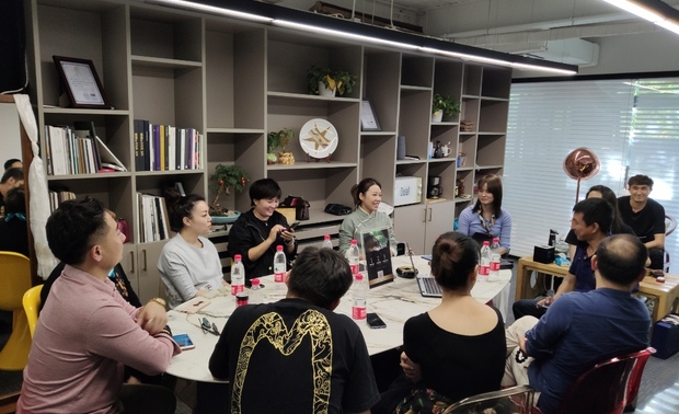 9月18日16:00，V网站-CLUB 携吉林森工金桥地板、美生雅素丽瓷砖、劳芬·当代洁具、欧雅壁纸窗帘、筑和门窗、新和宝、富美家、汗乐轩等知名品牌厂家，前往海伦娜设计公司，拜访创始人、设计总监张恒女士，并对设计团队进行产品设计应用上的技术说明、互动讨论。

“设计选材课堂”是V网站的线下活动，做为服务V网站会员设计师和厂商用户的桥梁，每周举行。