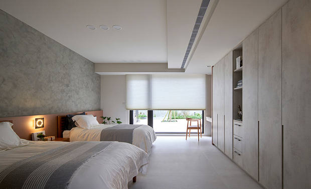 
长亲房
Elderly Parents' Room

设计团队充分考量长者生活习惯，将房间设于一楼，精心配置独立出入口，连接庭院，方便长辈晨练等活动；牆面及门扉皆採用高规格隔音处理，有效阻隔外界干扰，确保拥有安宁的休息环境，另外特意选择两张大单人床，满足两人各自独立的睡眠需求；且于地坪特别增设地暖系统，营造温暖如春、功能完备的理想居所。

The elderly parents' room is curated on the first floor to comply with their living conditions, and exclusive garden access facilitates morning exercise or activities. Besides, high-quality soundproof door and wall structure preserves a reposeful resting space from external disturbance. A twin bed arrangement provides excellent sleep quality for individual needs. Furthermore, radiant floor heating accomplishes a perfect living space in coziness.

项目资讯

案名：漫 漫 映山水
项目类型：复层
项目地址：台湾新竹
设计团队：巨设计集团-DHIA
项目坪数：145坪
主要建材：铁件、进口磁砖、特殊玻璃、涂料

黄静文
巨设计集团 执行长 黄静文
电话：+886-3-6587330
地址：新竹县竹北市庄敬三路200号1F
网址：http://www.dhia.com.tw/

OPEN Design 动能开启传媒：https://www.openworld.tv/
