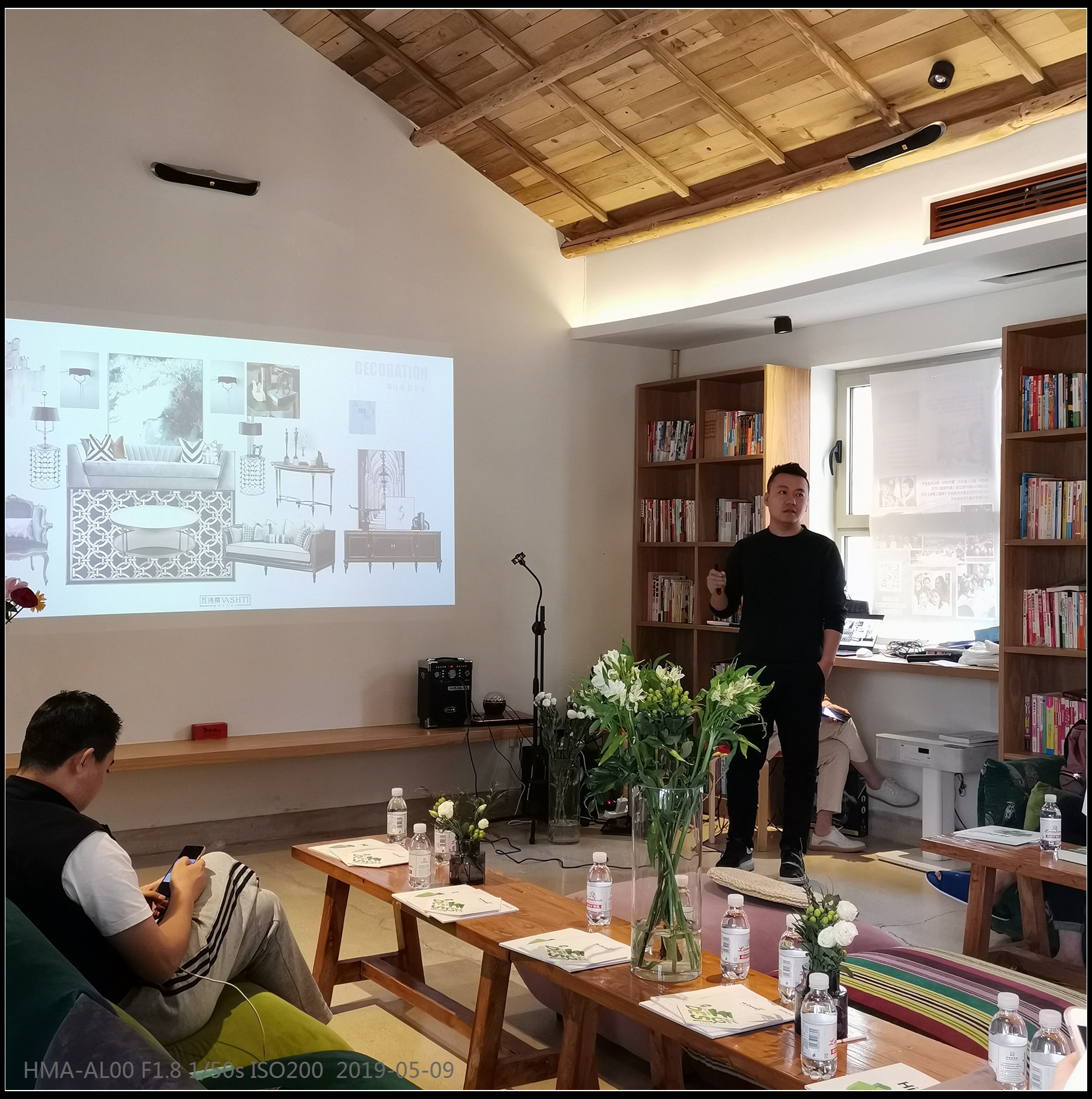 青岛知名设计师 孙放 在介绍自己的创作理念。