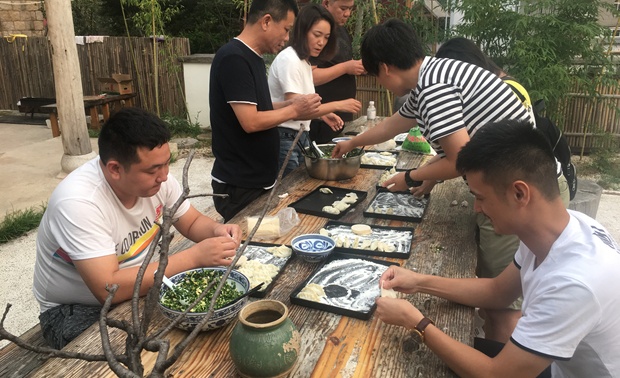设计师们自己动手包饺子-有过年的感觉
