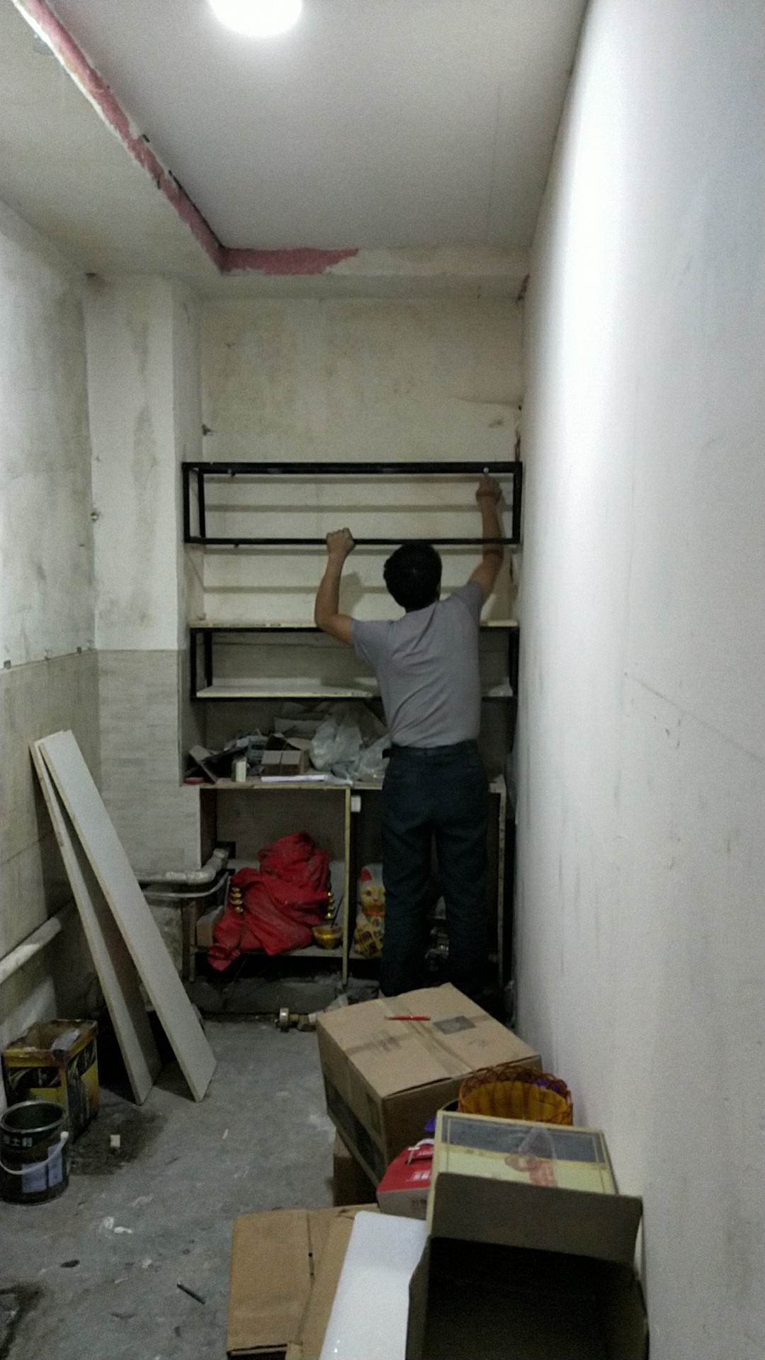 工人师傅安装库房的货架