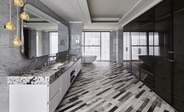 主浴室
The main bathroom

地坪铺陈多彩的小片木纹砖，为主浴室灌注温暖的气氛，并以大理石形塑立面及盥洗檯面，在白色、米色与灰色材质构筑的场域，给人明朗清爽的视觉感受，一旁规划黑色大型衣柜、乾湿分离的洗浴空间，增加使用和收纳的便利性。

Take advantage of white, beige, and gray tinge materials to fashion a bright and clean main bathroom. Pave the floor with colorful small artificial wood-textured tiles to bring a warm atmosphere; exploit marbles to finish the walls and install a bathroom vanity top. Set up large-scale built-in wardrobes on one side and design a separated bathtub and shower space, improving the convenience of use and stow.
