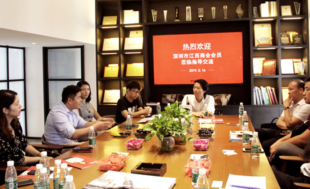 5月16日上午，深圳市江西商会组织部分会员来我司参观学习，深圳市盛堂设计顾问有限公司作为商会2019年度轮值副会长、商会设计产业分会

会长单位， 执行董事&创意总监盛思民率领公司团队热情迎接商会员的到来。


深圳市盛堂设计顾问有限公司执行董事&创意总监盛思民先生致辞！

