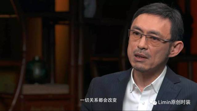 香港作家马家辉对女性如何保持优势发表看法





为什么这样的论调有着巨大的市场？为什么部分女性被媒体洗脑而不自知？归结原因，是因为这一部分女性私欲膨胀，精神层级不够，没有分辨能力，也倾向于把自己的幸福寄托于一份爱情、一场婚礼。

难道倚赖一段关系能让你得到永久的安稳吗？佛陀在【阿含经】里讲过：“一切恩爱会，无常难得久。”能理解，这也是多数女性不安全感的来源之一，但真正的安全感难道不是内心真正富足到不再惧怕一个人么？

在大部分伪女权选择依附的时候，仍有一部独立的女性选择自我圆满。她们不仅经济独立，更难得的是精神独立，她们哪怕是到了适婚年龄，哪怕是亲戚朋友都在催，也不愿因此而降低对未来另一半的要求，对理想生活的追求。



我们今天的主人公就是这么一个人。

她是室内设计名师梓晴。

