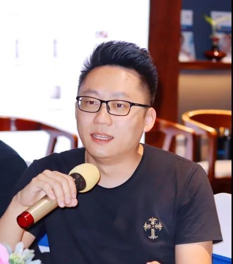 陈新
好易居装饰设计总监
现在的业主对厨电越来越重视,往往会花时间去研究自己中意的产品,所以我们在做设计前,最好要跟客户沟通清楚,他们有没有想要的产品,好方便预留尺寸等。
而且,现在的厨电也开始定制化,通过颜色的定制,可以更好与家居风格相搭配,这点非常好。