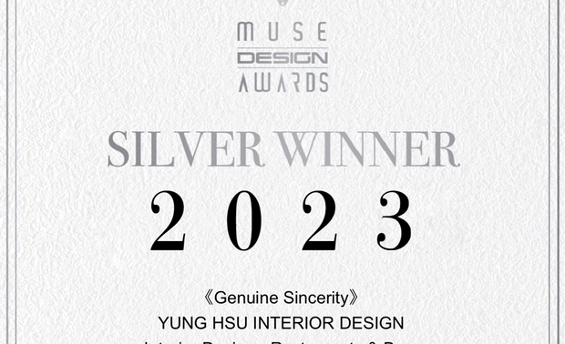 本文由OPEN编辑部撰写

MUSE Design Awards由历史悠久的国际奖项协会International Awards Associates（IAA）主办，以发掘全球设计缪思为宗旨，为建筑、室内、时尚等领域提供全面的发光舞台，每年严格的评分标准，吸引国际知名品牌与设计师争相参与。

2023年MUSE Design Awards共收到来自一百零八个国家、超过七万五千份的参赛作品，并由逾两百位专业评审进行遴选，可谓最具影响力的国际奖项之一，而IAA发言人Thomas Brandt指出，「于2023年MUSE大赛胜出的获奖作品，其精緻程度与作品的完成度及深度，皆象徵着创意及设计行业的最佳表现。」他补充说：「IAA讚扬所有参赛者对工艺的奉献，并希望他们不断用热情进一步扩大创造力和设计的极限。」

咏絮室内设计 运用温润木质交织具现代感的石材，搭佐光洁金属与亮面镜材，打造层次丰富的雅緻家宅《奢雅交境》，而商空作品《承心》则透过俐落的几何线条，与肌理丰富的特殊涂料，赋予老牌麵舖崭新形象；两件作品分别荣获2023 MUSE Design Awards「金奖」、「银奖」佳绩，再展品牌卓越实力！
