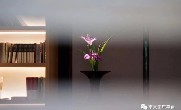 
以大家熟知的莲花酒吧为例，他会在做项目之前，去分析周围环境、地理位置，做出符合其格调的设计，再放一些好玩的东西进去。设计师也要跳出自己的固化思维，互相学习，找出市场没有的东西，客户在意的点，做独一无二的设计。