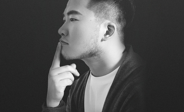 尚舍生活设计团队连续四年获得“40 UNDER 40 中国/中国(四川)设计杰出青年”,既是团队奋力前行的硕果,也是业界对于我们的认可。目前我们拥有这支“设计杰出青年战队”,他们将秉持尚舍生活设计一直以来的设计精神,继续用设计谱写华章。未来,我们期待着战队队伍越来越壮大,用好设计、好作品回馈客户,让美好走进生活。