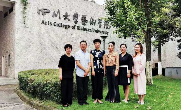 左起：党办老师 陈晓霞、校友会会长 杨卫、学院党委书记 熊伟、余颢凌女士、学院党委副书记 杨梅、学院团委书记 陈镜竹