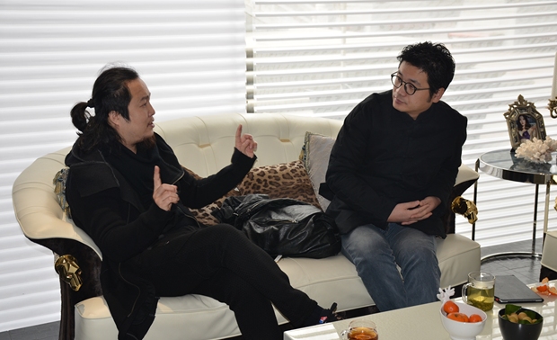 ▲图为：曾建龙先生与朱谦知先生交流中

2016年伊始，亚太酒店设计协会常务副秘书长、新加坡GID国际设计创始人曾建龙先生到西安进行项目实地勘测，之后受邀接受朱谦知先生的专访。
  
【曾建龙介绍】背景及主要经历