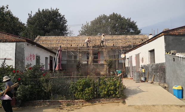 4#院，开始拆屋顶了。