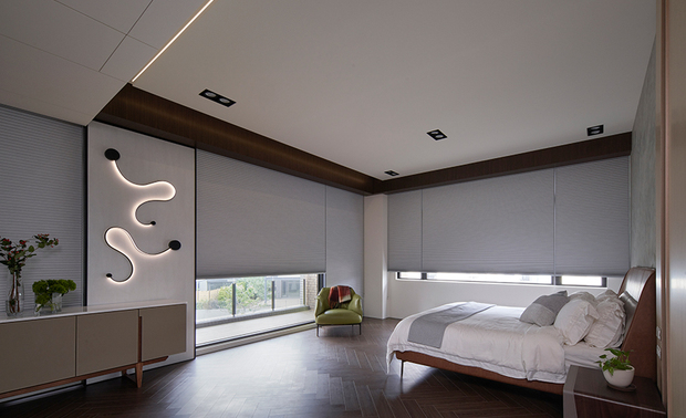 
主卧
Master Bedroom

卧室依循极简调性，不做过多的装饰材料，保留空间适透性，少量的装置艺术亦结合实用性，设计师将壁灯旋转让卧室空间产生了有趣的流动性，即使在简约的场域裡，也能形塑艺术氛围。

A minimalist interior design preserves transparency while appropriate artistic embellishments implement functionality. Twist curl lights bring in some fun of flowing. It is conceivable to shape artistry through simple decorating.

