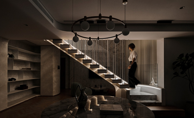 
楼梯
Staircase

楼梯上方以清玻围塑一处阅读区，供人远眺窗景、享受自在读书时光，对侧则于壁面嵌入玻璃砖，解决转角造成的视线死角，避免居者进出时无意间擦撞。

Above the staircase, we create a dedicated reading nook enclosed by clear glass, offering a perfect spot for people to gaze out the delightful views from the window and enjoy leisurely reading time. On the opposite side, we eliminate blind spots caused by the corner with embedded glass bricks, preventing inadvertent collisions as residents move in and out.

