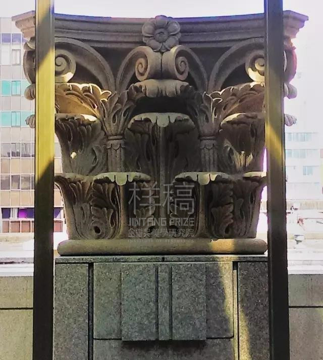 为了遮蔽原始包管道露出的突兀石材，张清平老师将充满历史感的科林斯柱头置于餐厅正前方。
一方面对突兀的石材进行巧妙的遮挡，同时古老的科林斯柱头置于顶层餐厅，更是象征着城市中高贵华丽的顶层生活。
