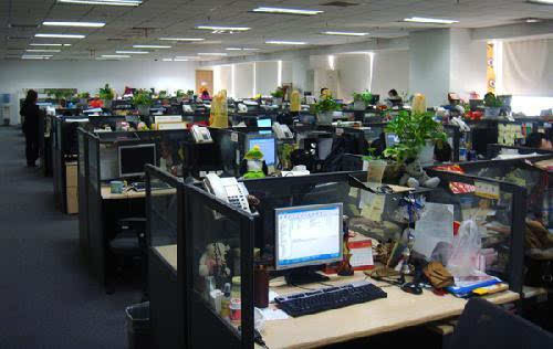 图片来自网络，某大开间工作空间

天坊室内计划总共三层的办公空间，却是分割成了一间间豆腐块式、容纳10人左右的房间。看似把一层楼分成若干的小豆腐块。
而一间间的小空间更人性化，以任务为中心，可以减少很多跨部门协调的成本。同时造就更加高效、适度开放的团队。这样更能保证精益求精，毕竟设计是创意行业，而不是工厂。

