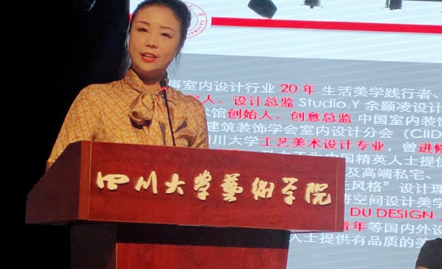 在开学典礼上，余颢凌表达了对母校的感谢，对校园的怀念。她说：“纳百川之流、容中西学识，在曾经的学习生活中我们并没有只停留在课堂上，而是通过各种各样的活动，深耕我们的专业、扩展我们的艺术边界。感恩母校的培养，“海纳百川、有容乃大”的光荣校训，一直影响着我后来的从业与生活。”