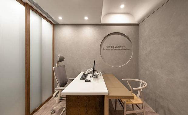 
看诊室
Consultation & Examination Room

看诊室两侧分别规划入、出口，令问诊结束的顾客无须原路返回前场，可从内诊旁通道前往候诊区或手术室，提升人员进出的便利性。

Two chambers with individual doors implement a convenient traffic design of no return. After consultations, the clients can move directly to the waiting area or the operation room.
