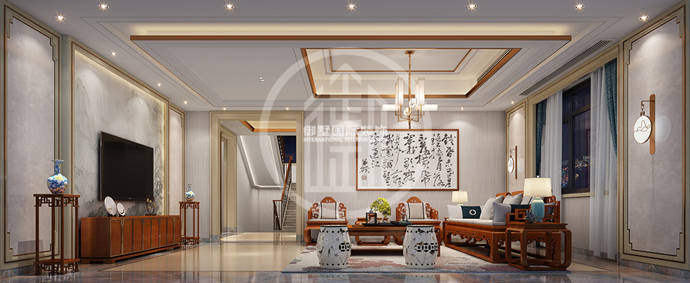 客厅实木沙发清新自然，配上镂空雕纹及毛笔书法壁画，在设计上彰显优雅气息。
青花瓷花瓶，黑白图案圆凳，不经意间，感受到空间的雅致。