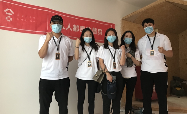 好交付
尚舍生活设计具备建筑装修装饰工程专业承包贰级资质，为了做好交付，尚舍生活设计在施工上优选具备丰富经验与精湛工艺的江浙皖工队；大力引进世界冠军辅材，通过全球源头直采模式，甄选品质卓越的家装材料；加快工艺升级，利用国际大牌辅材与江浙特色工艺有机结合；制作施工交付手册，实施36项施工标准升级，并承诺严格按照工期完成项目；开展“人人都是监督员”活动，在内部达成监管提升的良性循环机制，引入摩看系统，使客户、设计师与工队可以在手机APP端随时对工地进行实时监控，确保工地安全，让客户绝对放心。

▲ 开展“人人都是监督员”，每周进行工地巡检