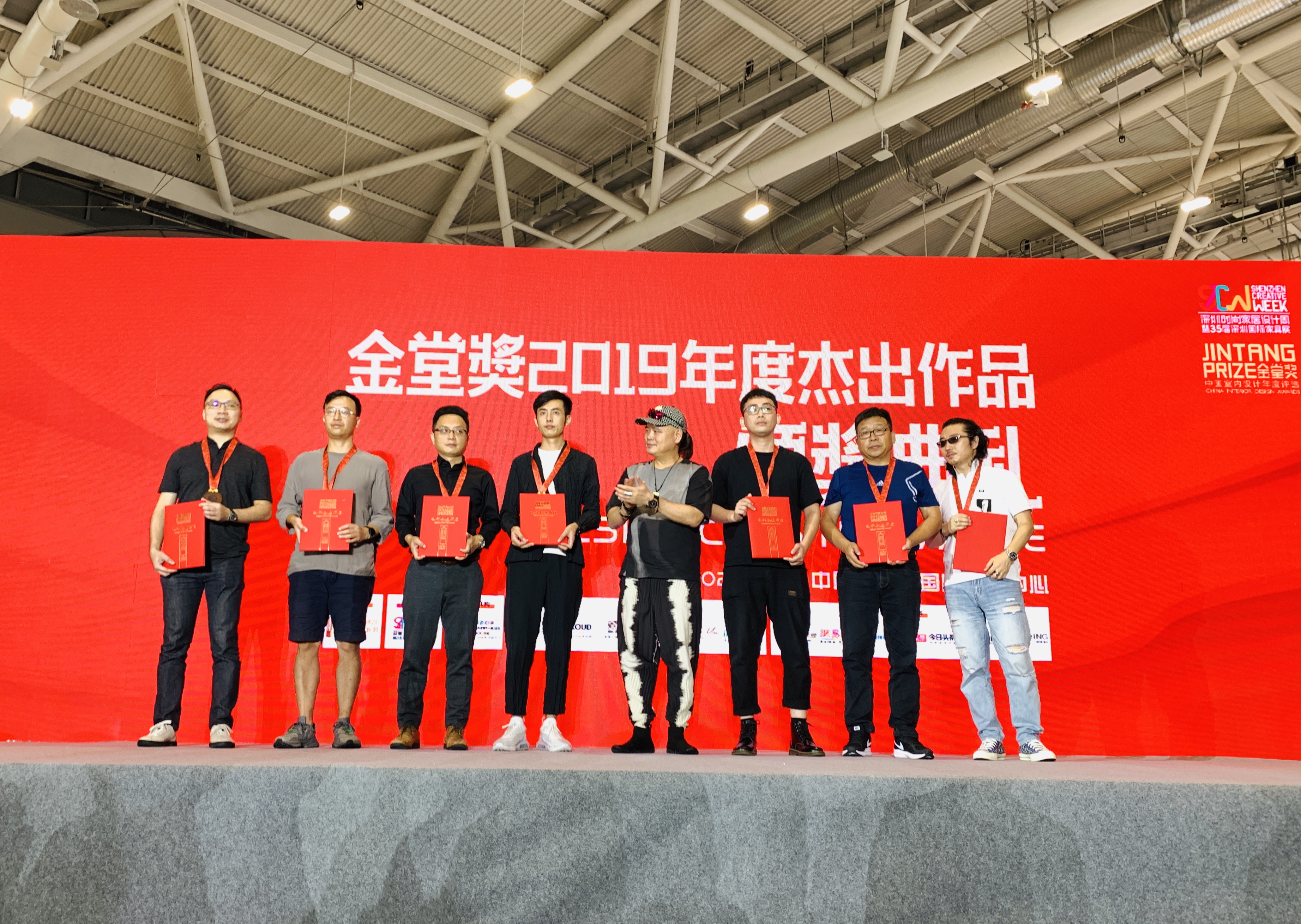 澳門國際設計聯合會 符軍會長上台為獲獎者頒獎