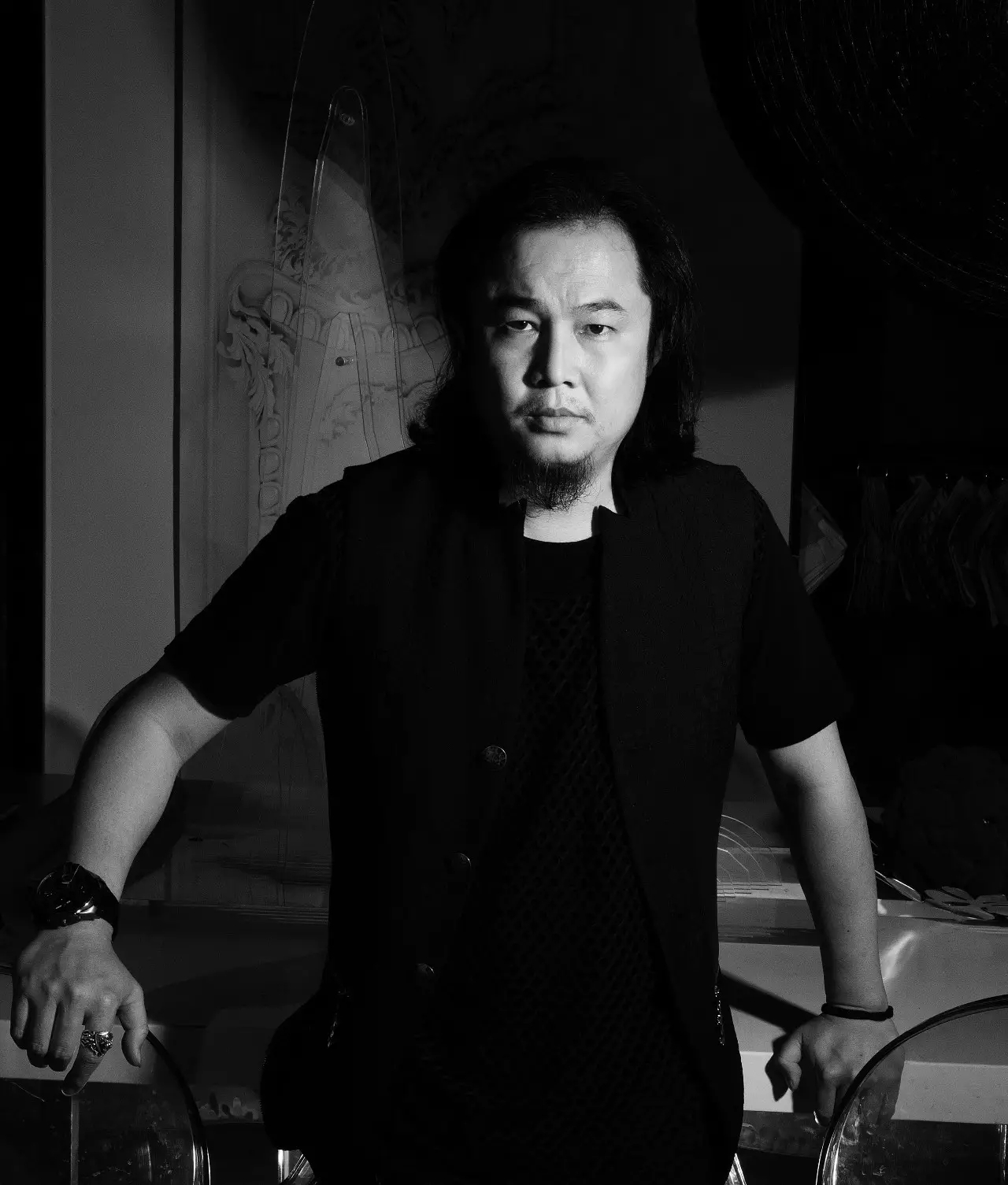 1.◆ 简介：国际一线履历、屡获国际殊荣

毕业于意大利米兰理工大学
亚太酒店设计协会常务副秘书长
2014 上海东方卫视第一季“梦想改造家”
新加坡GID酒店设计集团董事 & 创始人
上海GID格瑞龙设计顾问有限公司董事
意大利斯库图拉家居品牌中国区（斯库图拉生活美学馆）商业模式创造者


2007IFI德国国际设计大奖
2010年亚太室内设计双年大奖赛最佳家具设计大奖
2010 第18届APIDA大奖
2010 CIID中国室内设计大奖赛荣获一等奖
2010 金指环-ic@ward2010全球室内设计大奖赛酒店会所类金奖
2012 亚太酒店设计大赛荣获亚太酒店设计十大风云人物奖
2013 中国中央电视台及北京国际设计周为民生设计（北京12间）


2.◆ 朋友圈：真诚热情的人总受朋友欢迎，曾建龙——顶级设计大咖中胜友如云

Gary曾建龙一向真诚热情深受朋友欢迎，身边的朋友圈很广，有企业家、艺术家、设计师、摄影师、美食家、学者等等不同类型的朋友。人以群分，物以类聚。热情洋溢，乐于分享，他经常从朋友的相互分享当中感悟设计、感悟生活。
