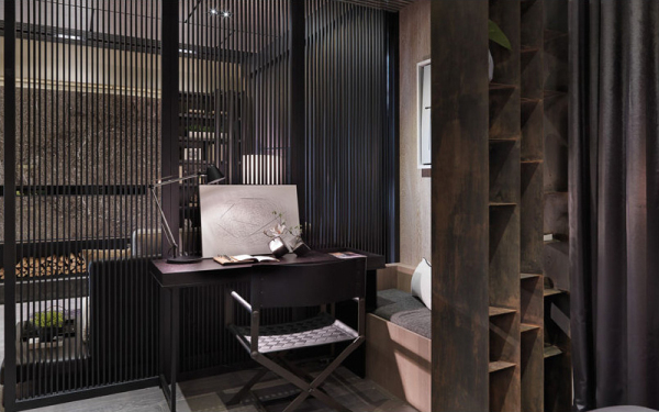 ▲2015年德国IF设计大奖获奖作品——隐仕 设计师：张祥镐

用石框作架、以黑铁笔触一线过由原木为用石框作架、以黑铁笔触一线过由原木为底，铺上一层低调彩韵。
铁件、石材、丝绒、毛革、木质，荟萃在这个时空中，彼此交互化学作用并将复合媒材应用展露极致，让我们不只看得到、嗅原木香，更是能感受到自然生命最原始的底蕴。