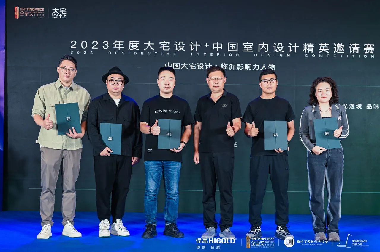 荣获2023中国大宅设计·临沂影响力人物年度大奖的设计师们分别是：

广东华浔品味装饰临沂分公司 设计总监 吴敏
山东上者设计装饰有限公司 设计总监 王升鑫
筑典设计事务所 设计总监 韩冬冰
山东集致空间设计有限公司 设计总监 尹致中
山东上者设计 主案设计师 张明豪

临沂市室内设计师协会会长 陈泓宇先生为获奖设计师们颁奖，肯定他们为临沂室内设计行业发展作出的贡献！
