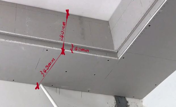 比如这个正在施工中的双眼皮吊顶,底面的宽度,从原墙出来是34cm,整体的高度从顶面下来是24cm,叠级出预留4cm,其厚度就是两块石膏板