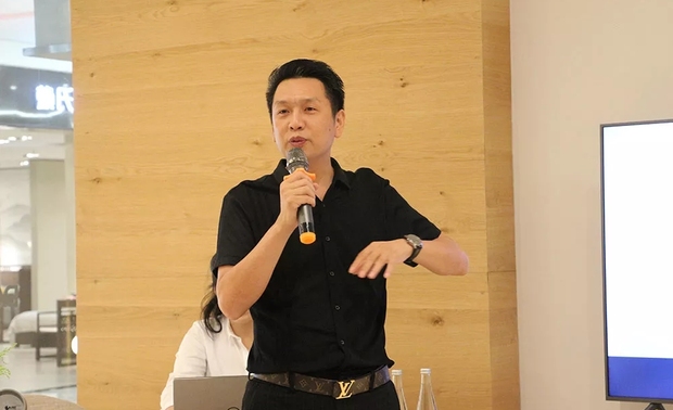 专注于别墅设计的炜翔当下最注重住宅设计的“舒适与科技”，他认为，住宅室内设计不仅仅限于墙、地、顶三围的装饰，对原有建筑空间的重新分割与划分，是对居者生活、工作空间功能的不同需求的第一层次。空间布局改造一动牵全局，需要针对居者的不同心理需求来进行。同样的风格设计，同样的装饰手法，同样的材料选择，同样的灯光配置以及软装配置，在不同的空间布局中，会产生不同的效果。所以，空间布局的改造是设计师原创精神的体现，同时也是个技术活，管道、承重安全、水、电等一系列相关因素需要考虑其中。他的分享从一个实施者的角度向原创精神致敬，赢得了在座各位设计师的赞同。