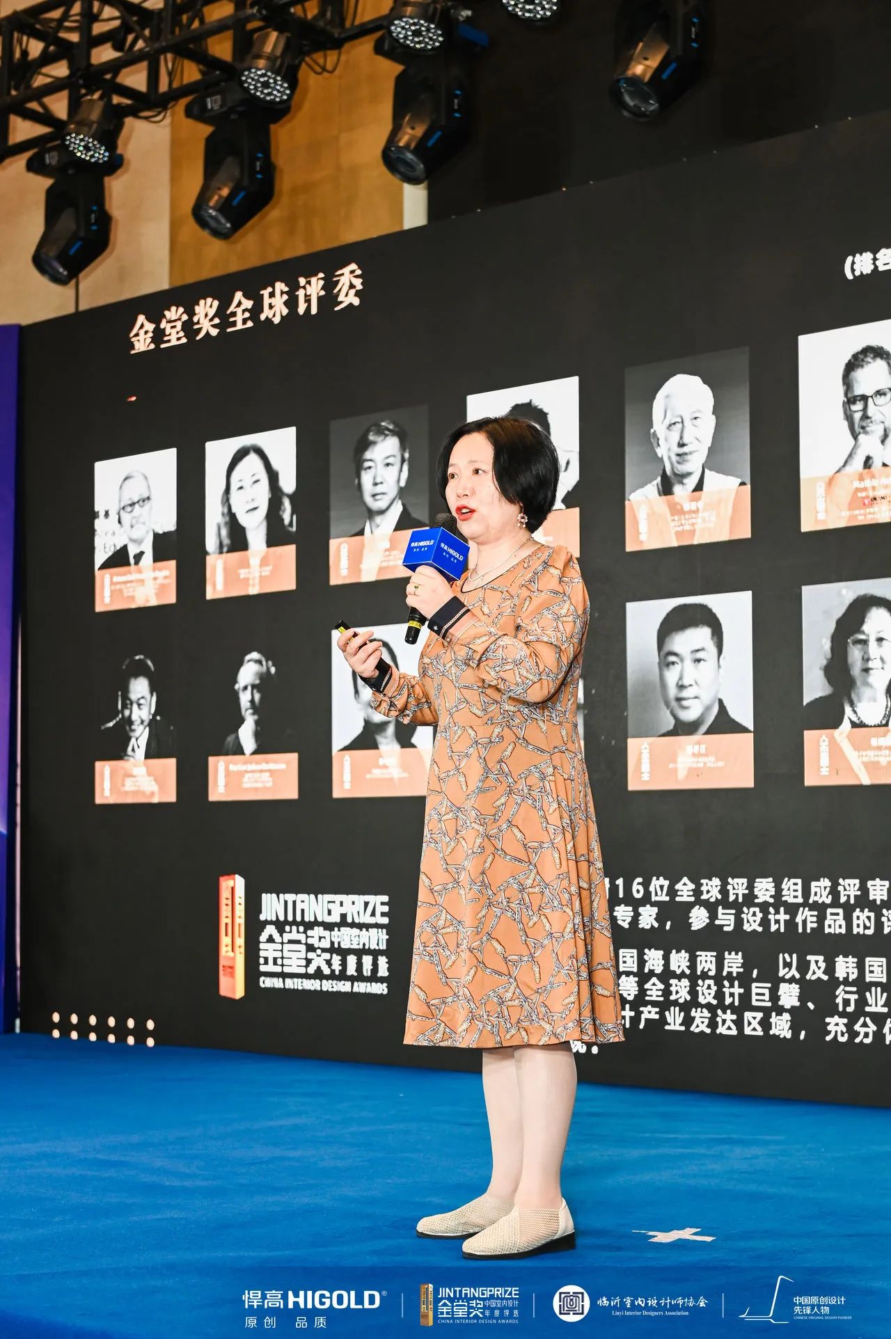 随后，黄艳红女士面向临沂设计业界精英，正式发布“中国原创设计先锋人物榜”项目，详细介绍原创设计先锋榜的立意、赛制、章程、评委团队、全年活动规划等信息。

“中国原创设计先锋人物榜”此次落地临沂，将更深入地挖掘临沂原创设计力量，构建原创设计文化交流平台，促进临沂设计产业的迭代发展，期待临沂设计师们精益求精、砥砺奋进，共同促进中国原创设计的茁壮成长，创造设计产业更美好的未来，共创中国设计师主场。