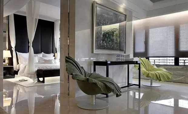 明与暗，内与外。静与动，开放与私密等对应关系中，创造出不同的轴线穿透，最后呈现光线溢满整个空间。
  
