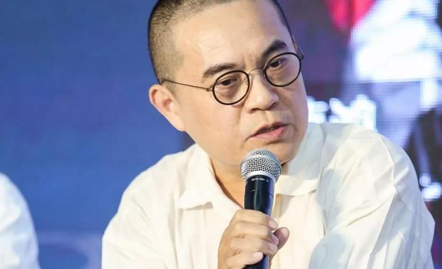 ▲王黑龙：有关商业价值和设计价值不是非此即彼的问题，广州设计师和深圳设计师之不同呈现也不是地域性的问题，今天谈的实际上是有关价值观的话题。我们通过设计行为解决现实生活中的问题，控制生产和建造成本，塑造社会身份，营造不同体验，进而参与文化的塑造。这些就是设计的功能和价值。但现代设计与现代商业又是有着千丝万缕的联系，设计价值与商业价值虽然并不都是相向而行，但肯定会对彼此的走向产生影响。尤其是商业设计更要设计师洞悉时尚，把准市场的脉搏，通过实现商业价值实现更大的设计价值。设计的走向最终是由多种因素决定的，文化可能才是根本的决定因素。
